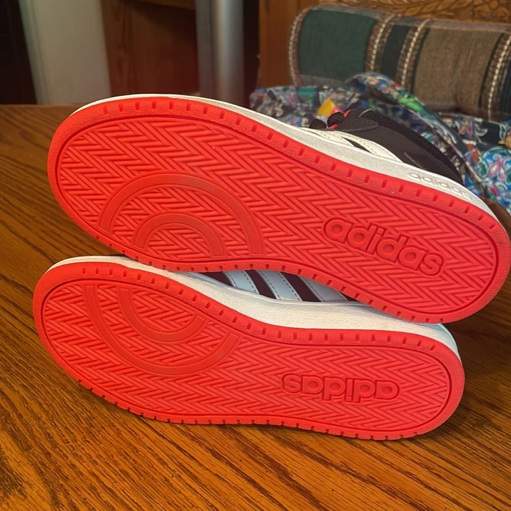 Adidas hoop, 2.0 med for kids, size 1.5, preowned, worn twice. - Picture 5 of 9